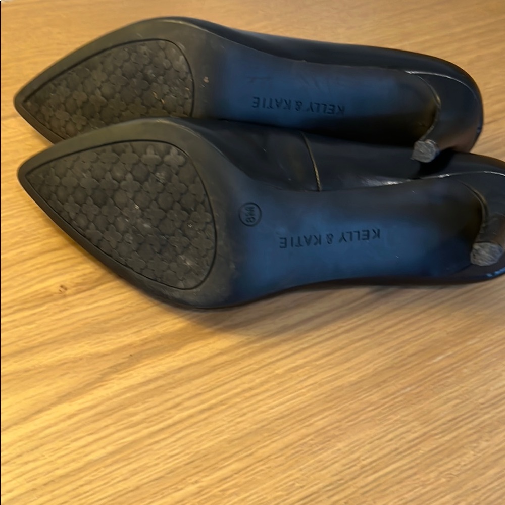 Kelly & Katie Black Women's Pumps - Picture 4 of 5